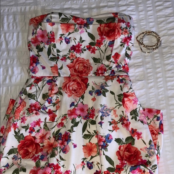 Francesca's Collections Dresses & Skirts - Summer Floral Dress w/pockets